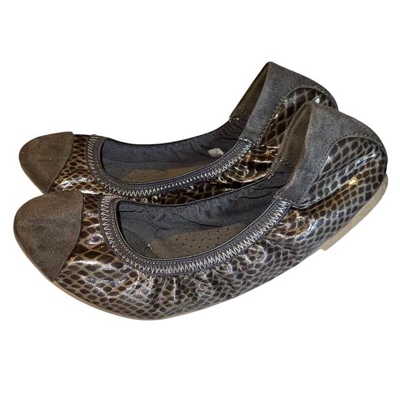 Dexflex Comfort Shoes Womens 6 Gray Snakeskin Print Scrunch Ballet Slip on Flats - Picture 2 of 4